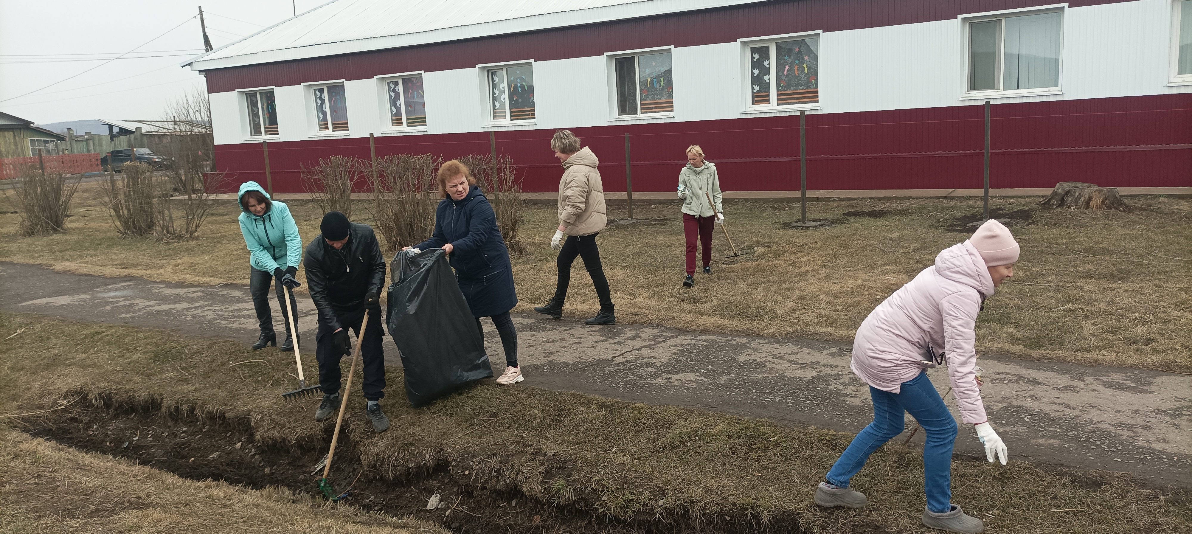 На территории Кулунского сельсовета прошел субботник, цель которого — улучшение экологической обстановки окружающей среды.